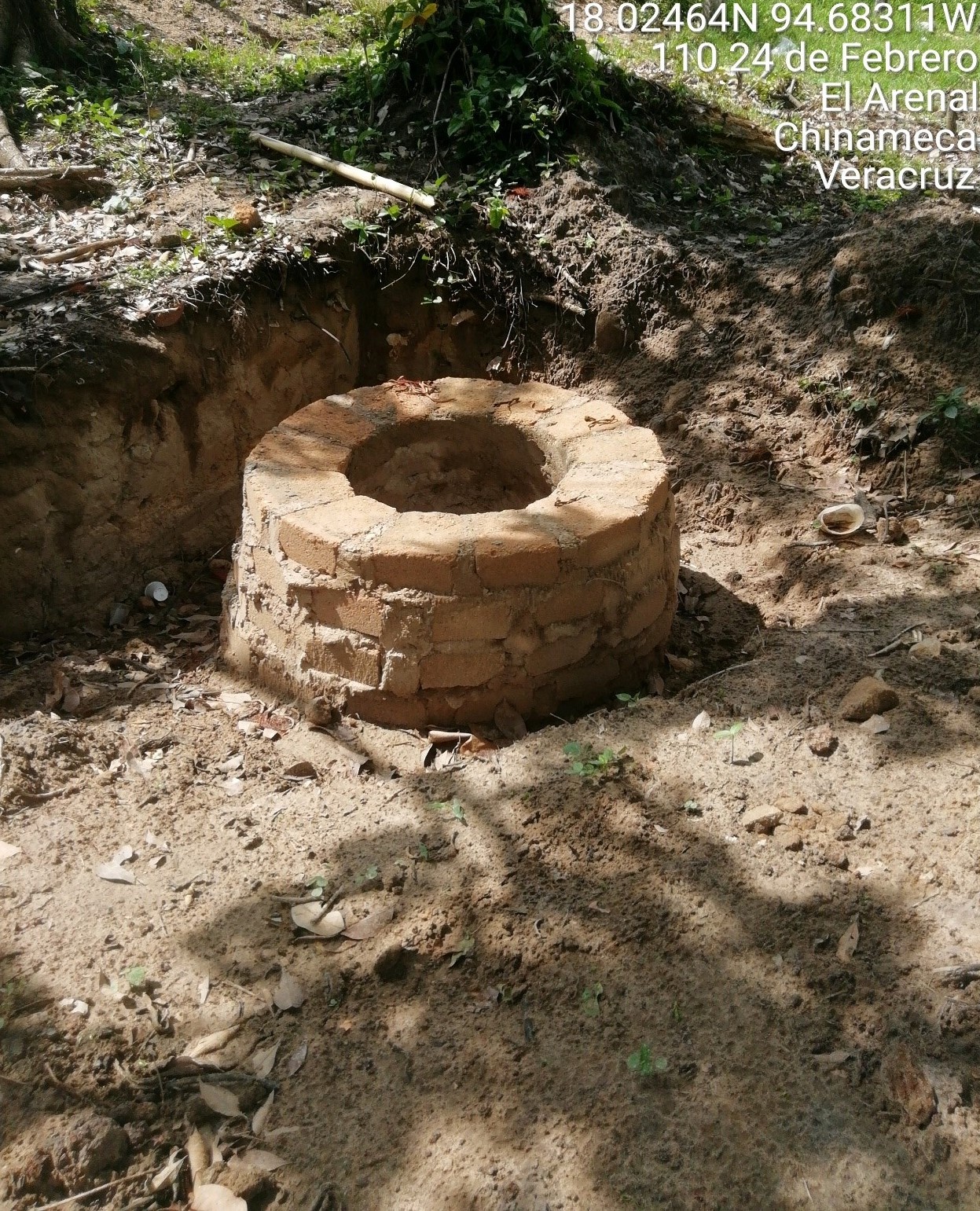 POZO DE VISITA DE MURO DE TABIQUE DE 0.25 M. A TIZON, APLANADO PULIDO, DESPLANTE SOBRE MAMPOSTERIA, ESCALONES, BROCAL Y TAPA DE CONCRETO, DIAMETRO DE 0.60 A 0.90 M. SOBRE TUBO DE 0.30 A 0.45 M., PROFUNDIDAD RASANTE HIDR. 1.50 M.					
					
